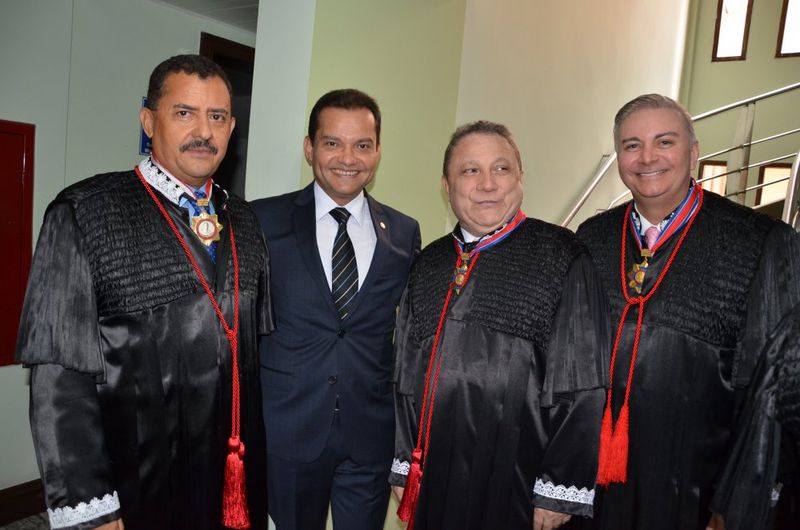 PaisagemDefensor-geral é homenageado com medalha de Mérito Judiciário